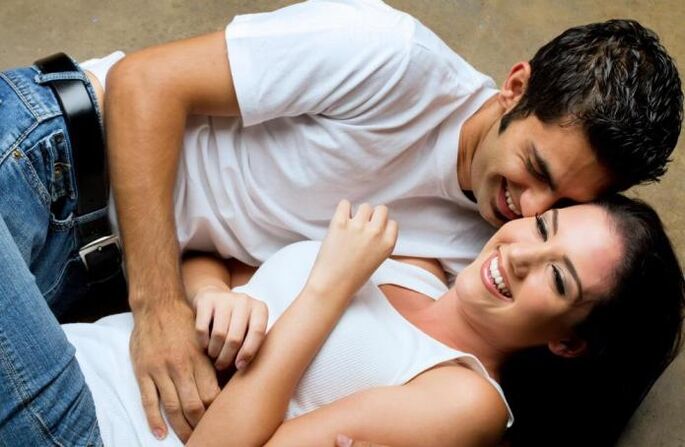 Мужчина возбуждается, прикасаясь к девушке